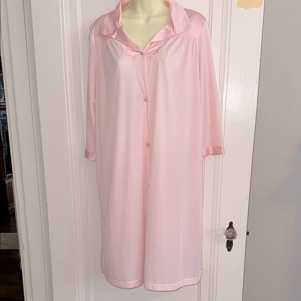 Vanity Fair Pink Nylon Short‎ Robe  with 3/4 sleeves with Floral embellishments